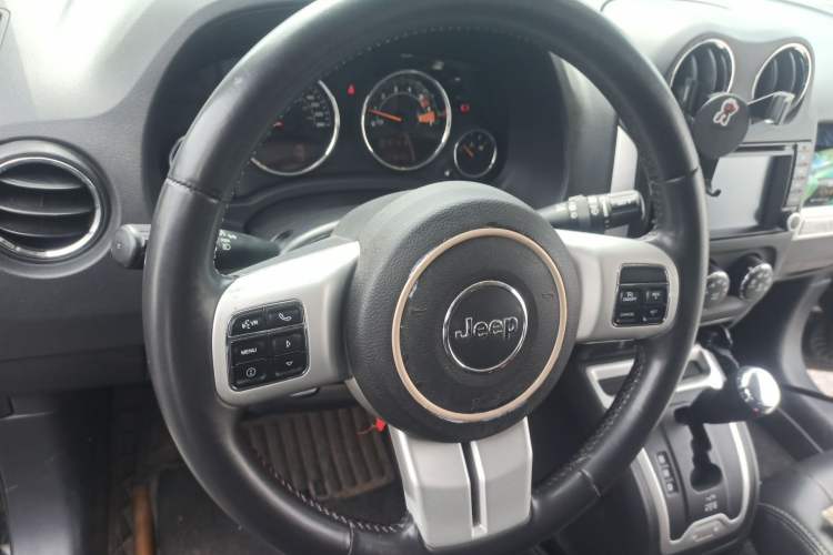 Used Jeep Compass 2014 Revised Version 2.4L Four-Wheel Drive Comfort Edition Steering Wheel