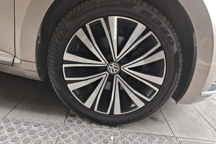 Used Volkswagen FAW-Volkswagen CC 2020 330TSI Glamour Edition China VI Standard Right Front Wheel Hub