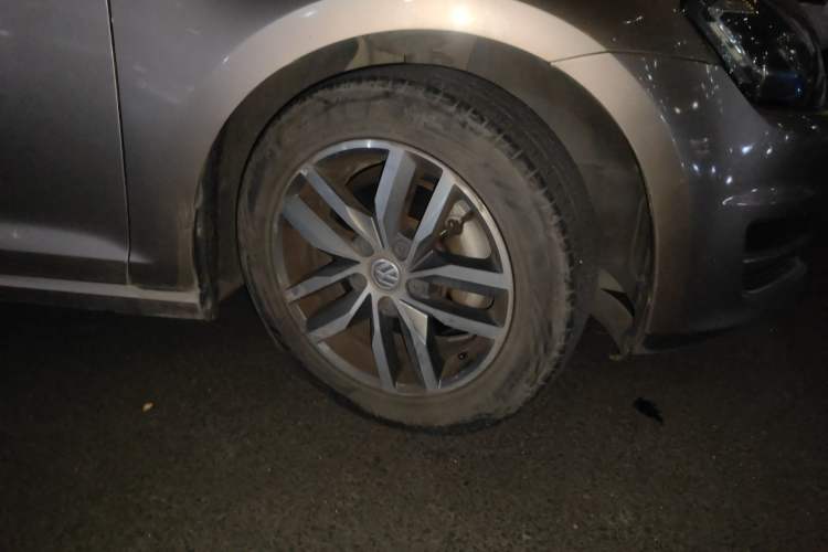 Used Volkswagen Golf 2016 230TSI Automatic Luxury Version Right Front Wheel Hub