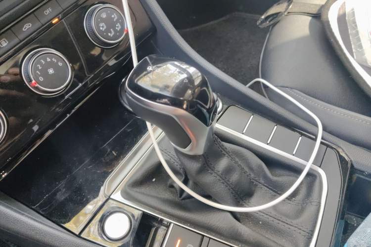 Used Volkswagen Sagitar 2022 280TSI DSG Excellence Edition Gear Lever