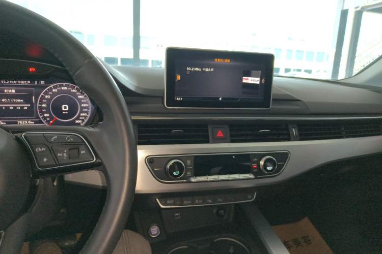 Used Audi A4L 2019 40 TFSI Fashion Version China V Audio And AC Panel