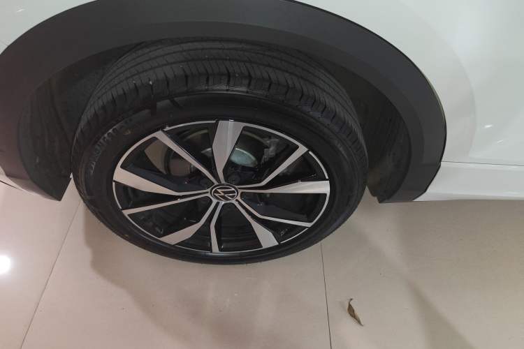 Used Volkswagen T-ROC 2025 Facelifted 300TSI DSG Two-Wheel-Drive Chen Guang Edition
