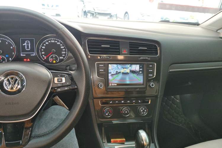 Used Volkswagen Golf 2017 230TSI Automatic Luxury Million-Vehicle Commemorative Edition Audio And AC Panel