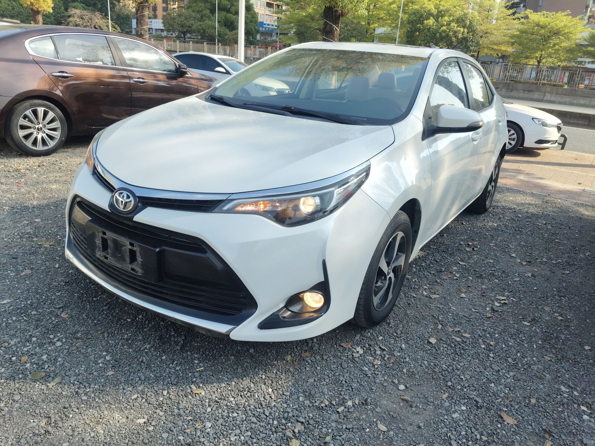 Под передней частью автомобиля