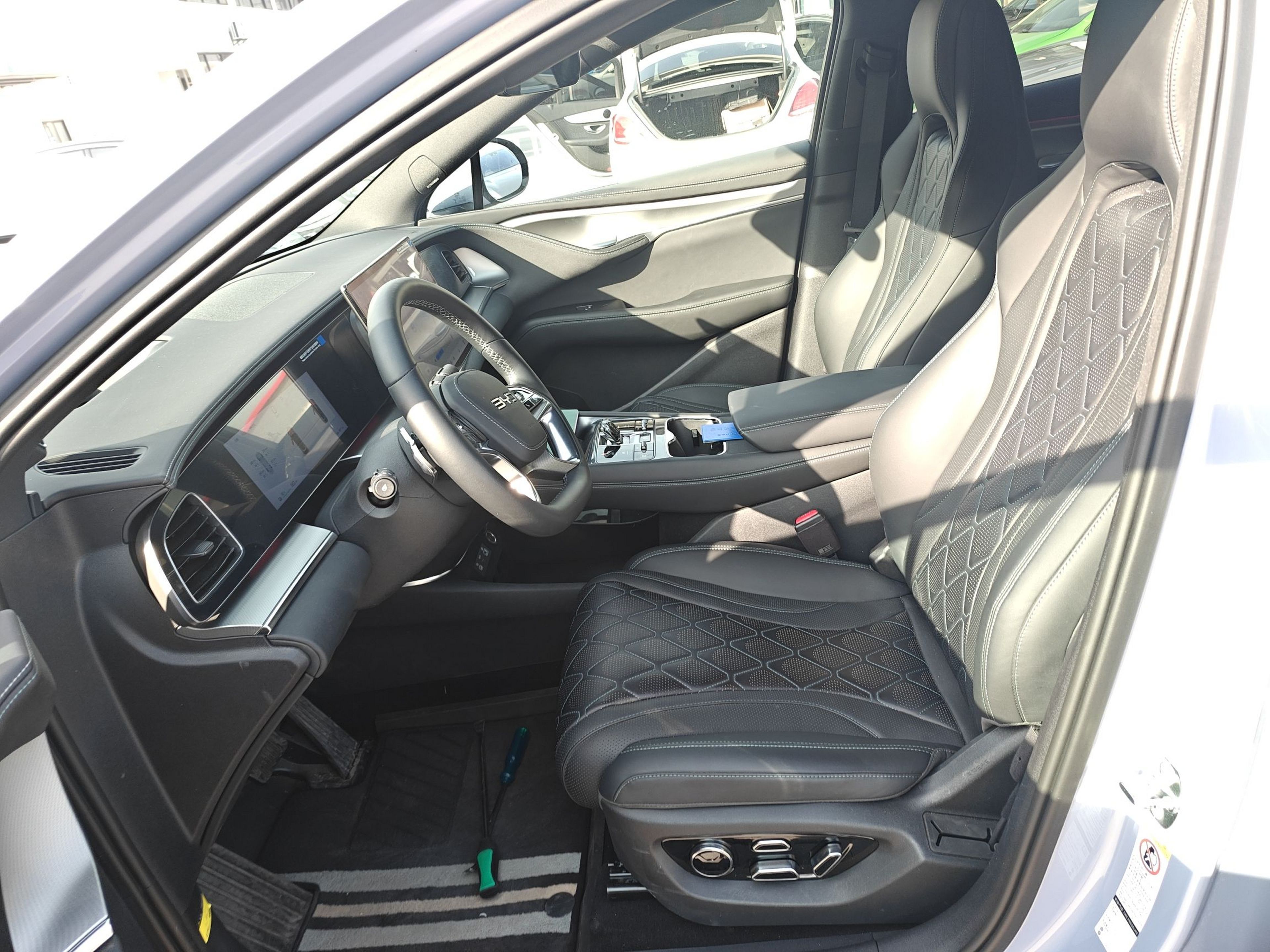 المقاعد الأمامية داخل السيارة