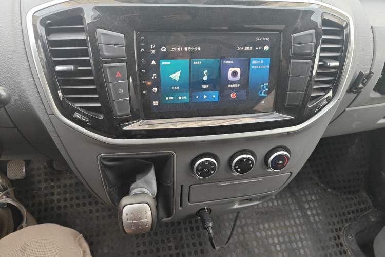 Used SAIC MAXUS Xintu V80 2019 2.5T Classic Edition 6-Speed Manual – Aoyuntong Short Wheelbase Mid-Height Design 5/6 Seats Audio And AC Panel