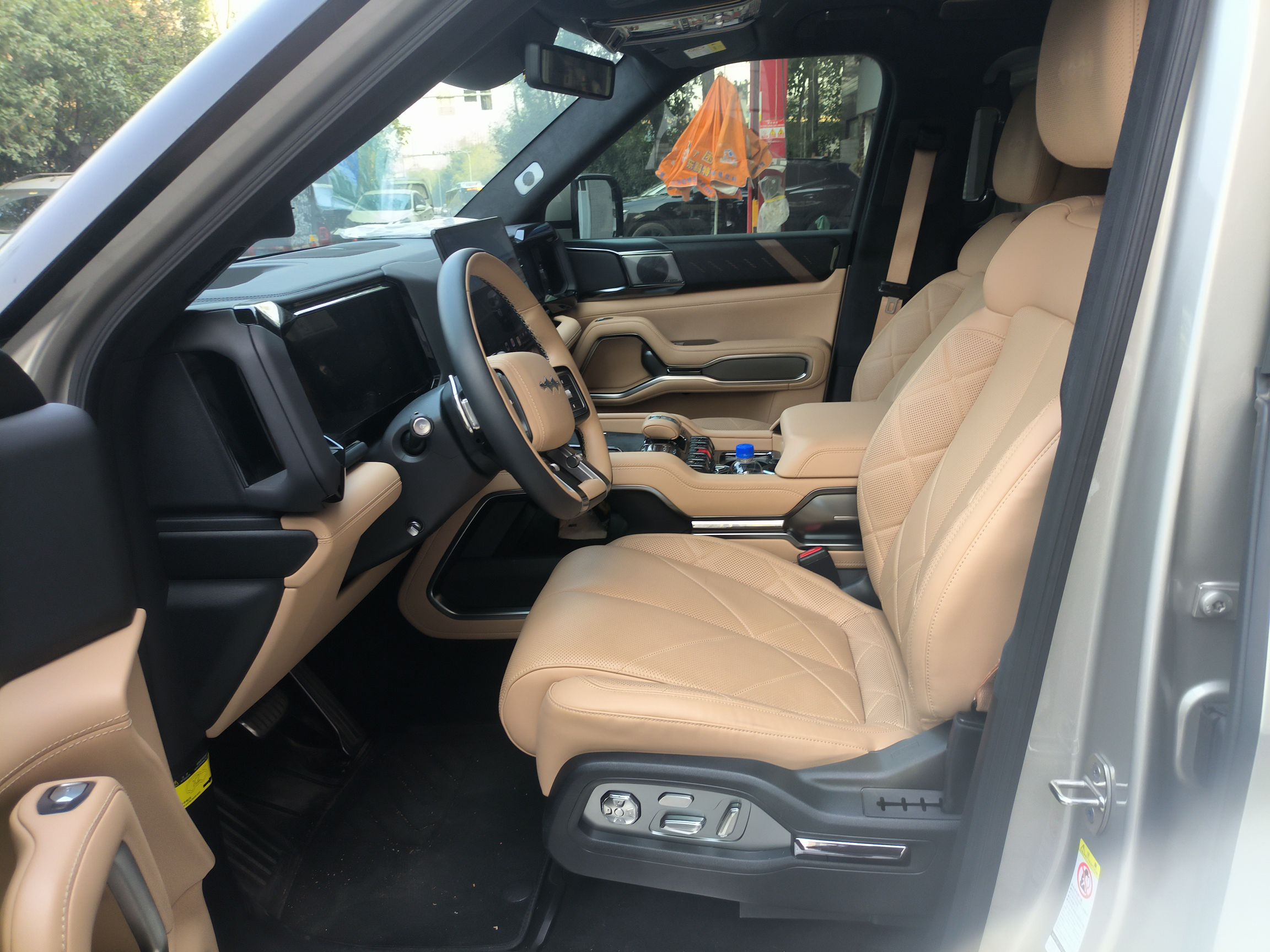 المقاعد الأمامية داخل السيارة