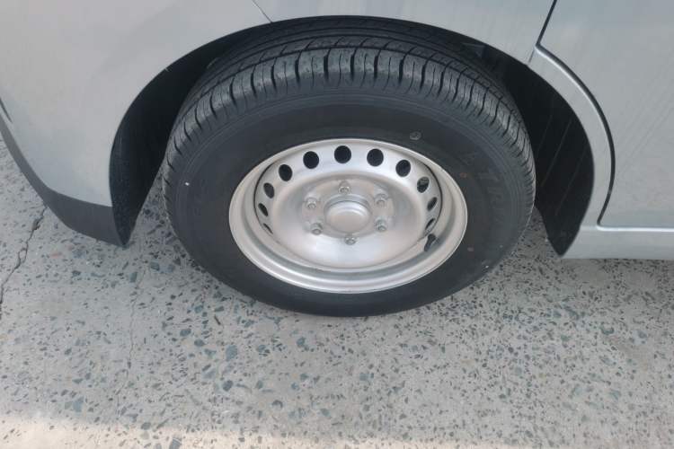 Used Wuling Yangguang 2024 300KM Comfort Version Passenger Van 75kW