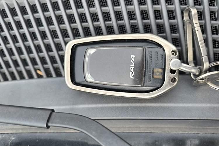 Used Toyota RAV4 2016 2.0L CVT Two-Wheel Drive Fashion Edition China V Standard
