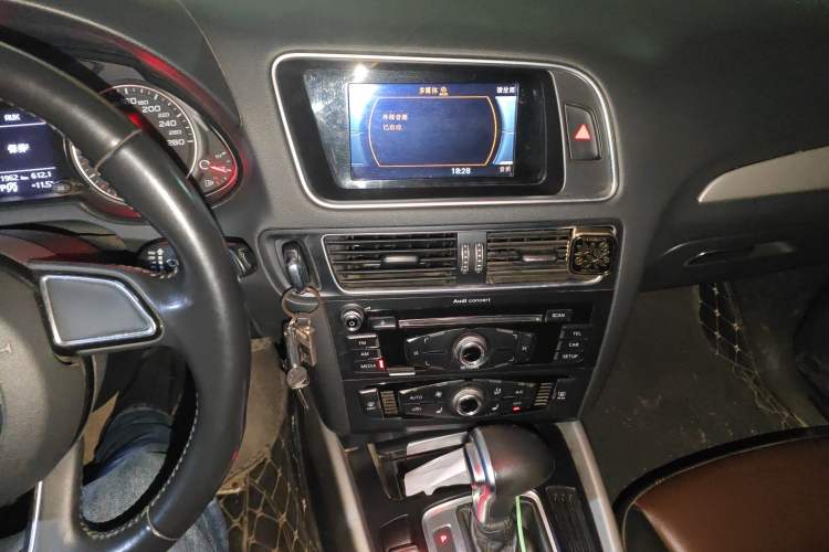 Used Audi Q5 2017 40 TFSI Ambition Edition Audio And AC Panel