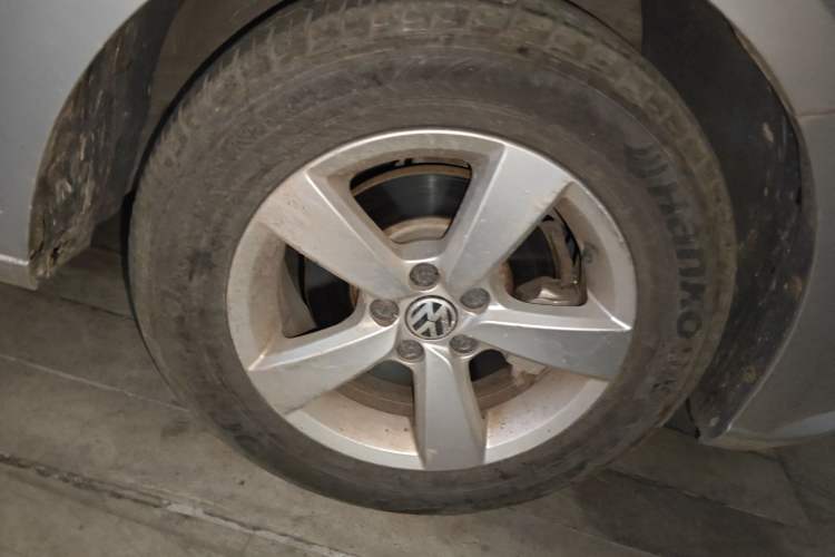 Used Volkswagen Lavida 2013 Revised Classic 1.6L Manual Fashion Edition Right Front Wheel Hub