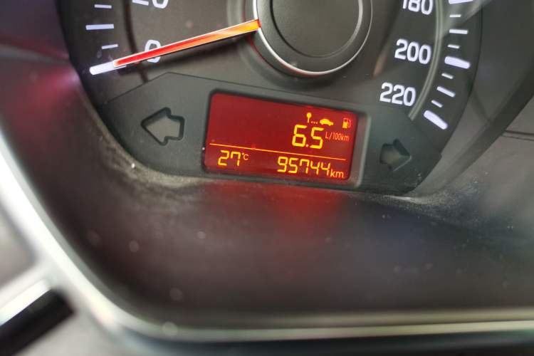 Used Kia K2 2015 Sedan 1.4L MT GLS Odometer Close Up