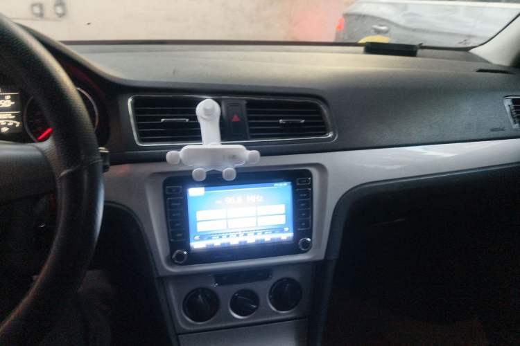 Used Volkswagen Gran Lavida 2013 1.6L Manual Fashion Model
