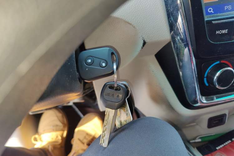 Used Jinbei New Hiace X30L CNG 2023 100L CNG Wealth Edition Bus 6/7 Seats No Air Conditioning SWCC15M Vehicle Key