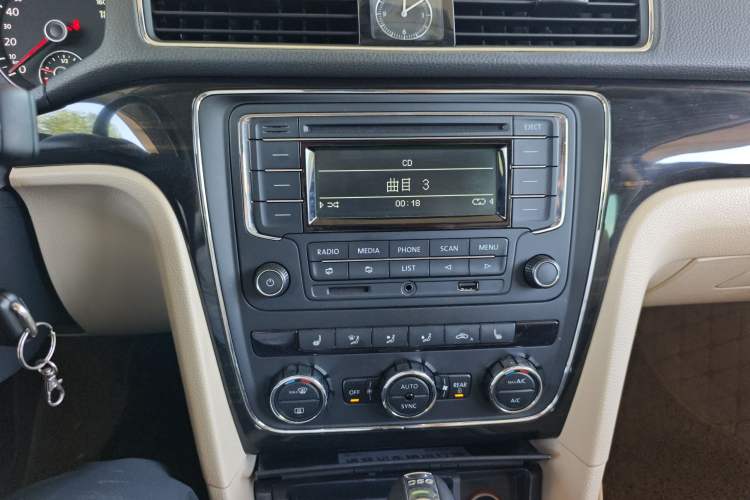 Used Volkswagen Passat 2015 1.8TSI DSG Prestige Edition Audio And AC Panel