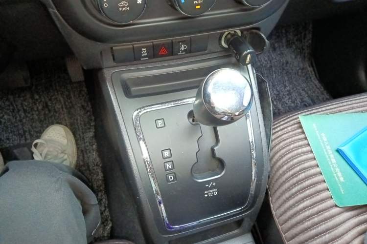 Used Jeep Compass 2011 2.0L two-wheel drive sport version
