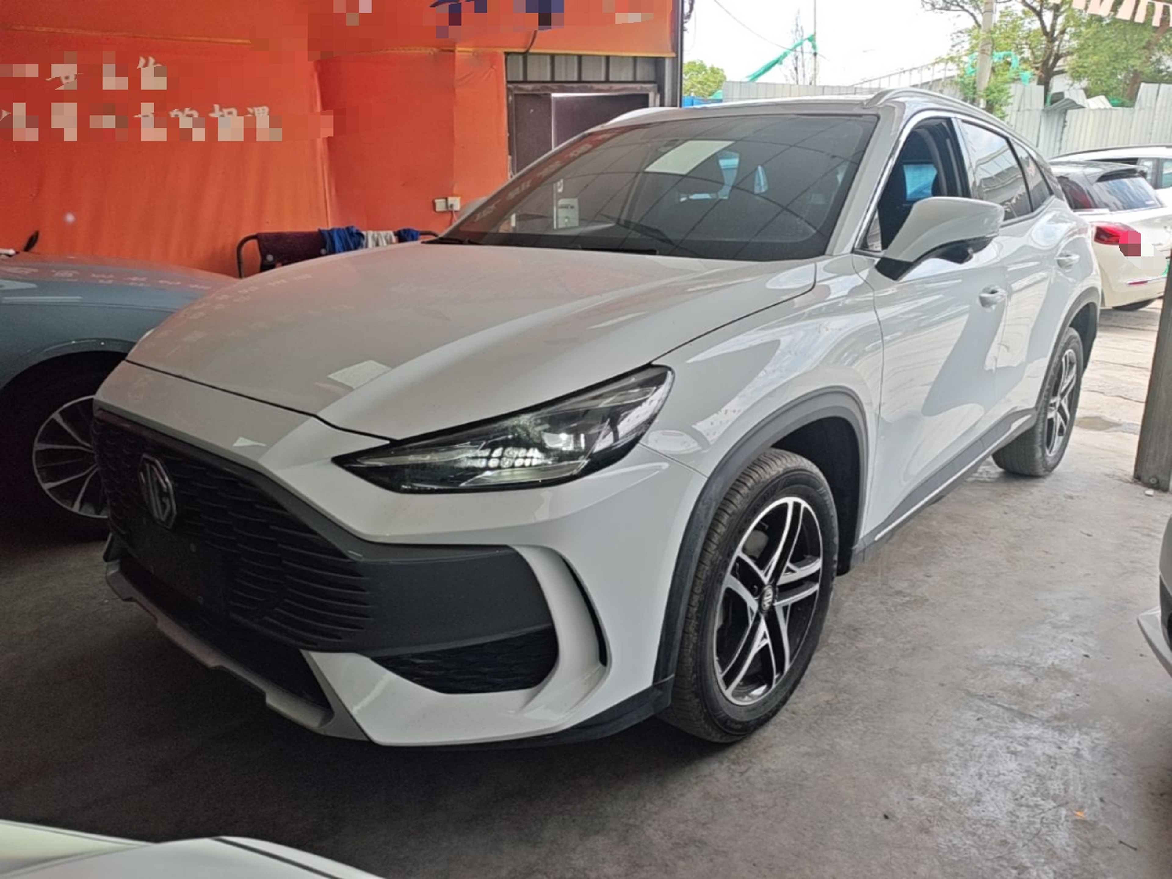Под передней частью автомобиля