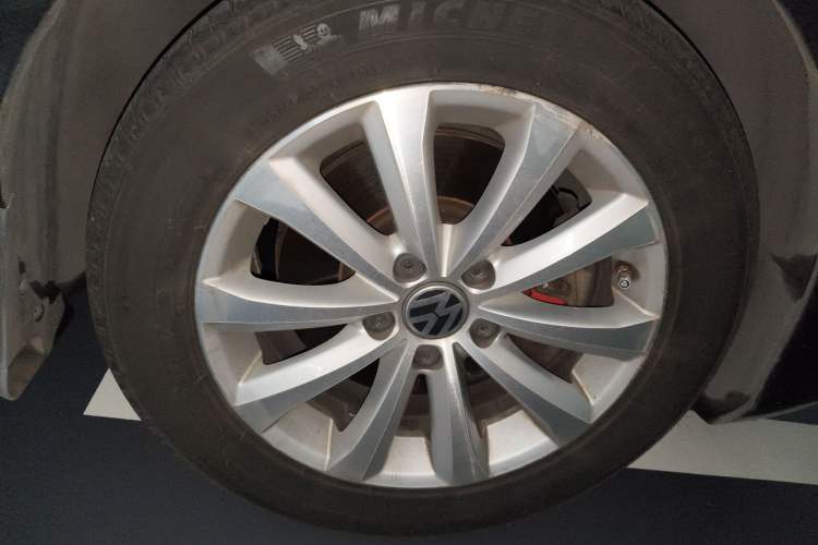Used Volkswagen Magotan 2013 1.8TSI Luxury Model Right Front Wheel Hub