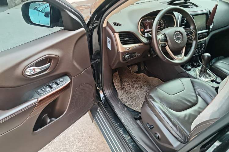 Used Jeep Cherokee 2014 2.4L Luxury Edition