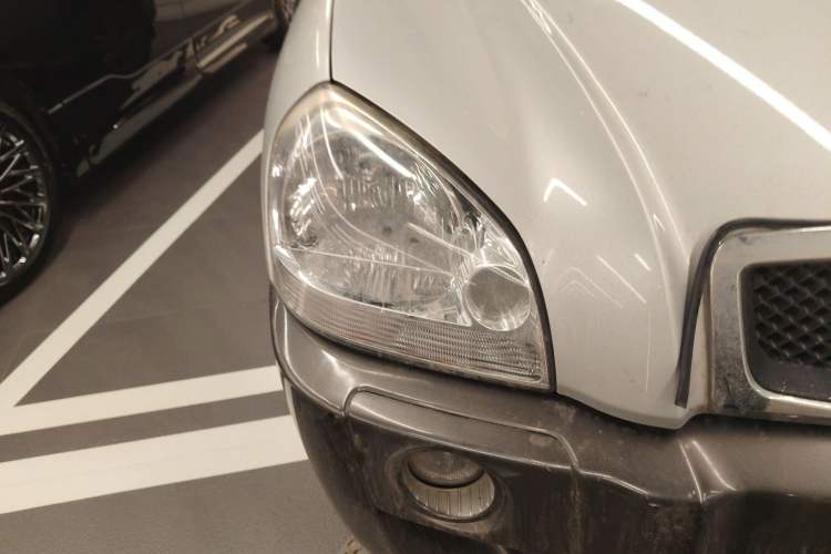 Used Hyundai Tucson 2009 2.0L Automatic Two-Wheel Drive with Sunroof Right Front Headlight