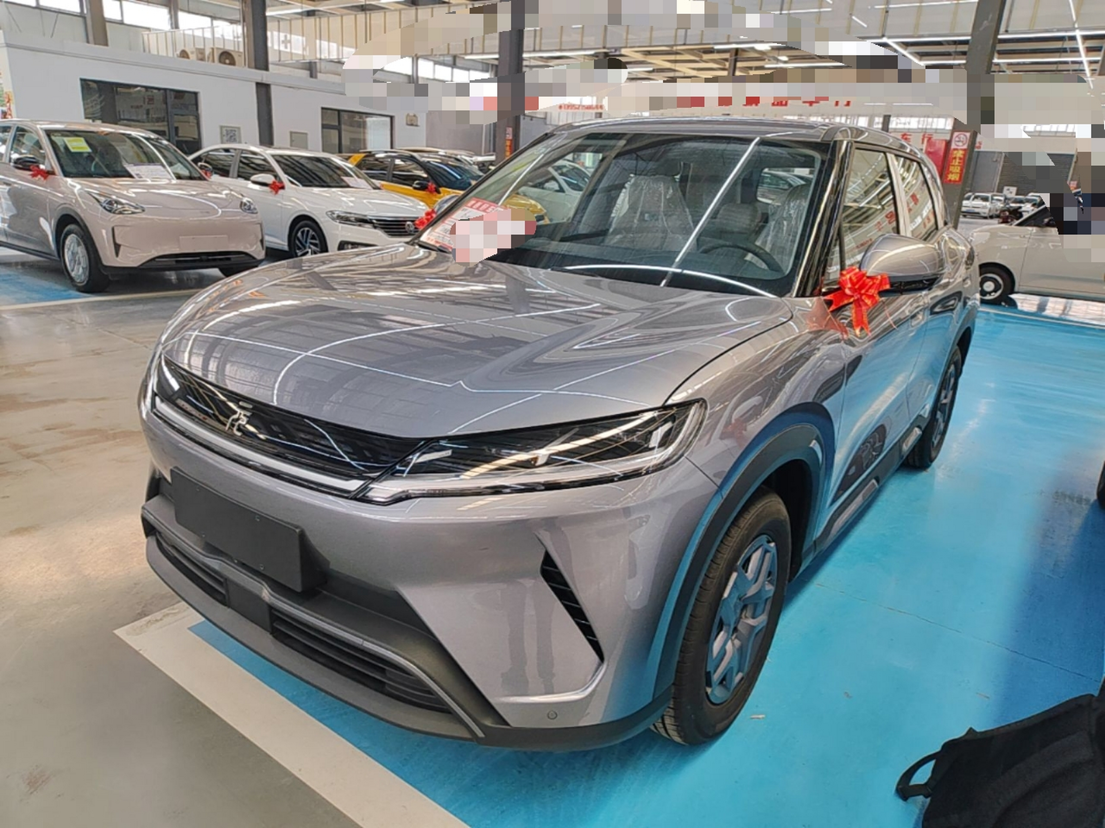 Unter der Vorderseite des Autos