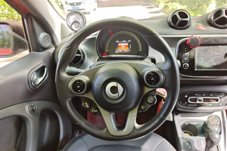 Used smart forfour 2016 0.9T 66 kW Pioneer Edition Steering Wheel