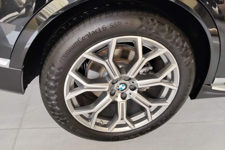 Used BMW X7 2024 xDrive40i Luxury Package – Leading Model Right Rear Wheel Hub