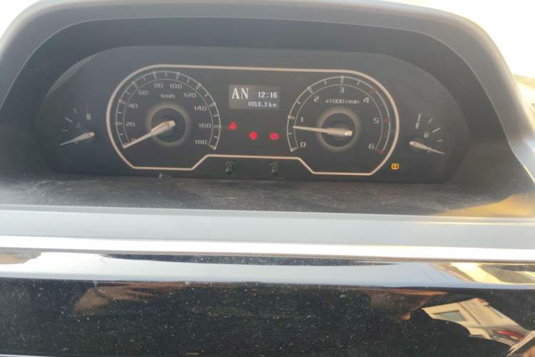 Used SAIC MAXUS Xintu V80 2021 2.0T PLUS AMT Aoyuntong Short-Wheelbase Mid-Roof 5/6-Seater
