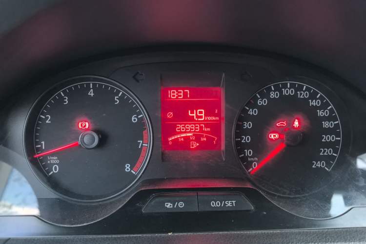 Used Volkswagen Santana 2015 1.6L Manual Comfort Edition Odometer Close Up