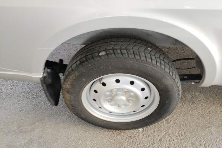 Used Wuling Rongguang 2019 1.5L Extended-Body Van Base Model with 2 Seats Right Rear Wheel Hub