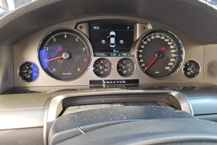 Used Volkswagen Phaeton 2011 4.2L V8 4-seat Extended-Range Individual Edition Odometer Close Up