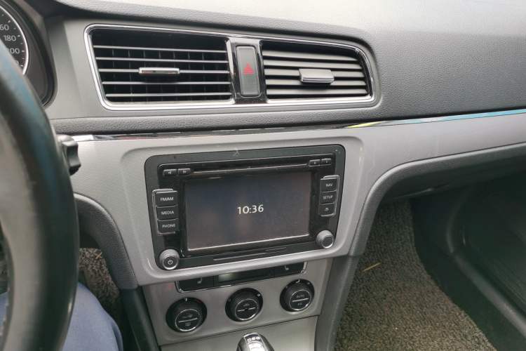 Used Volkswagen Gran Lavida 2013 1.4 TSI Automatic Luxury Model Audio And AC Panel