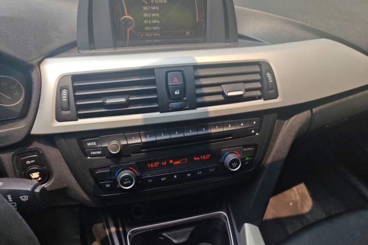 Used BMW 3 Series 2013 320Li Fashion Model Audio And AC Panel
