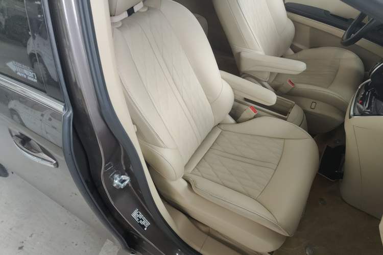 Used Buick GL8 2023 Land Executive Class 652T Luxury Model Right Front Seat