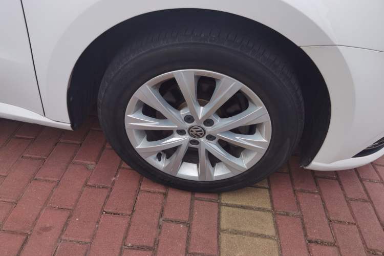 Used Volkswagen Lavida 2017 1.6L Automatic Comfort Edition Right Front Wheel Hub