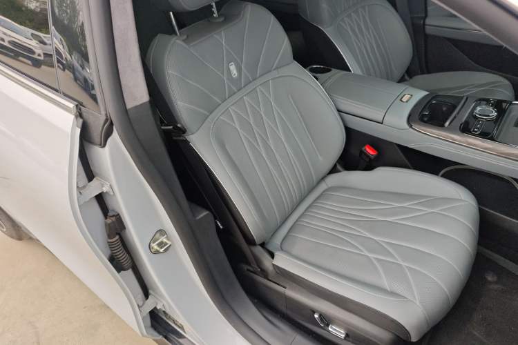 Used Geely Galaxy E8 2025 700 km Long-Range Intelligent Driving Version Right Front Seat