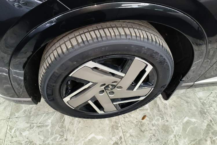 Used ONVO Luxeed L90 2025 Model—Max Six-Seater Version
