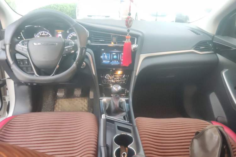 Used Venucia D60 2018 1.6L Manual Smart Connect Elite Edition Center Console