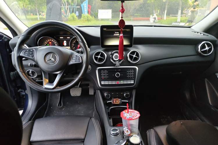 Used Mercedes-Benz GLA 2017 GLA 220 4MATIC Fashion Model Center Console