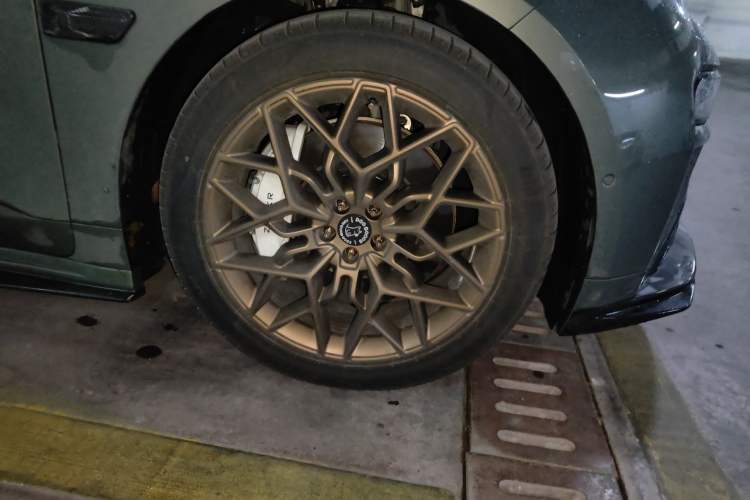 Used Zeekr 001 2024 WE Edition 95 kWh All-Wheel Drive Right Front Wheel Hub