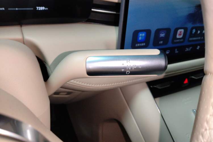 Used Hima AITO M5 2025 Extended-Range Ultra All-Wheel-Drive Version Gear Lever