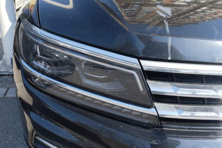 Used Volkswagen Tiguan L 2018 380TSI Automatic All-Wheel Drive Luxury Edition Right Front Headlight