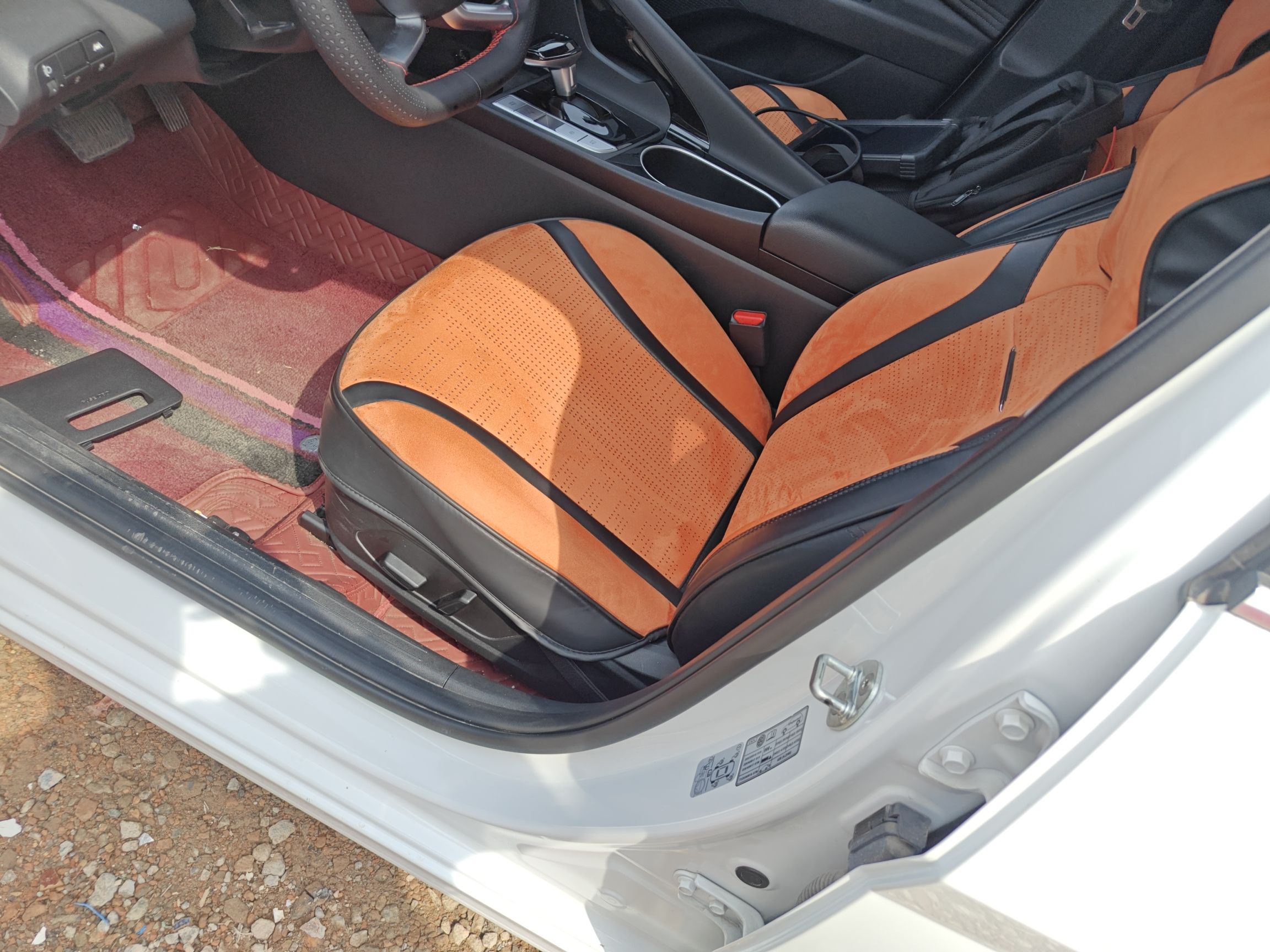 المقاعد الأمامية داخل السيارة