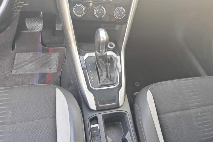 Used Volkswagen T-ROC 2018 230TSI DSG Two-Wheel Drive Advanced Version China V Standard Gear Lever