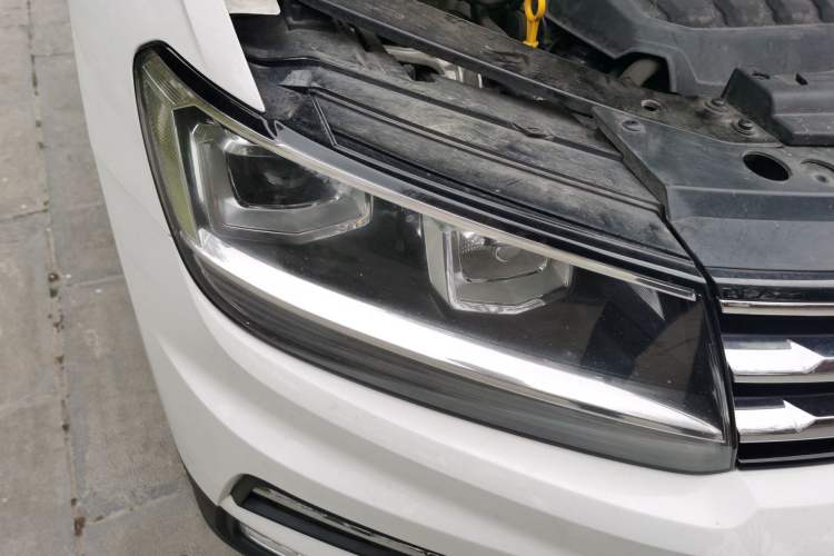 Used Volkswagen Tiguan L 2020 330TSI Automatic Two-Wheel Drive Panoramic Comfort Edition China VI Standard Right Front Headlight