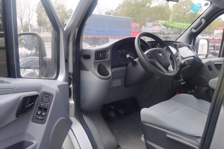 Used Foton Toano 2023 2.0T Manual Urban Version Short Wheelbase Low Roof with Single Rear Tire Available in 5/6/9-Seater Configurations
