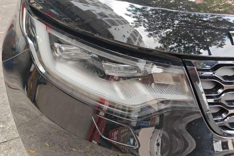 Used Land Rover Discovery 2023 360 PS Metropolitan Edition Right Front Headlight