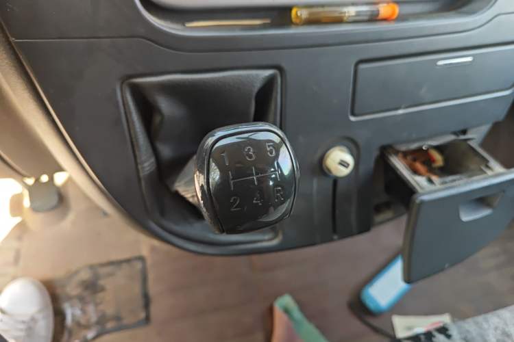 Used SAIC MAXUS Xintu V80 2014 2.5T Aoyuntong Short Wheelbase Low Roof