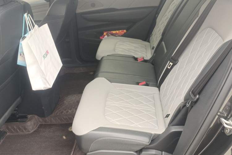 Used Volkswagen Tavendor 2024 380TSI All-Wheel-Drive R-Line Cruise Premium Edition Left Rear Seat