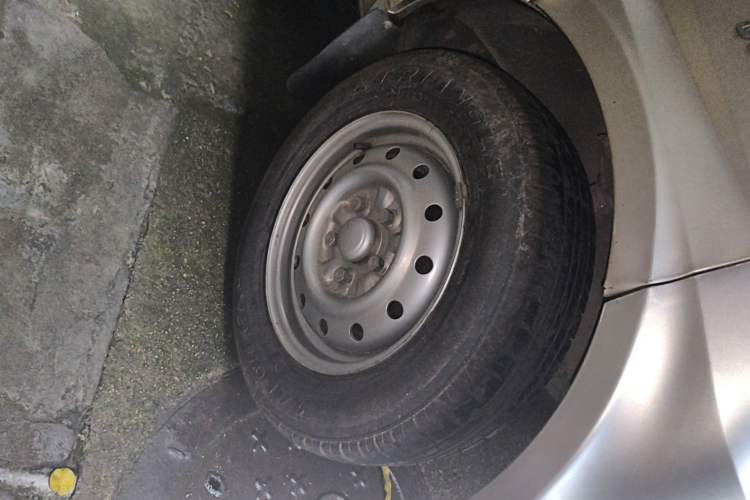 Used Wuling Rongguang 2012 1.5L Extended Standard Version Right Front Wheel Hub